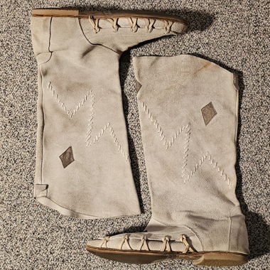 Wildleder-Stiefel mit Ziernähten