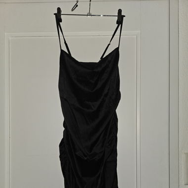 Schwarzes Kleid