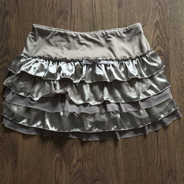 Minigonna a volant beige e argento