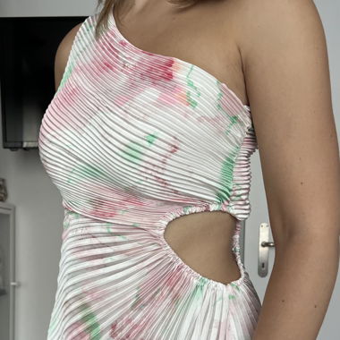 Sommerliches Plissee-Maxikleid – One Shoulder