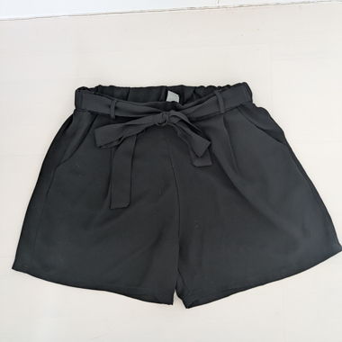 Shorts noirs avec ceinture à nouer