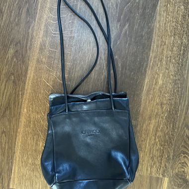 Schultertasche aus schwarzem Leder