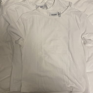 2 weisse T-Shirts