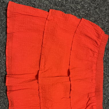 Roter Faltenrock