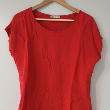 Rotes Damen-T-Shirt mit kurzen Ärmeln