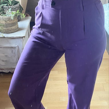 Lila Hose