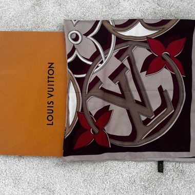 Foulard Louis Vuitton beige en soie