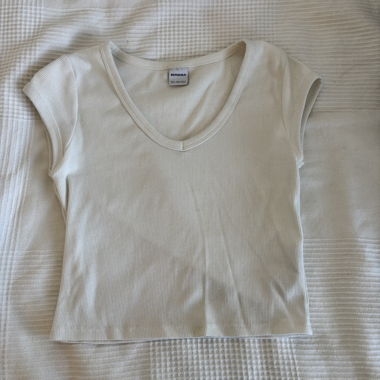 white cropped tshirt