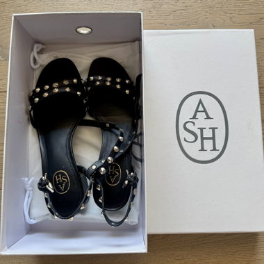Sandales ASH en cuir noir cloutées T.37
