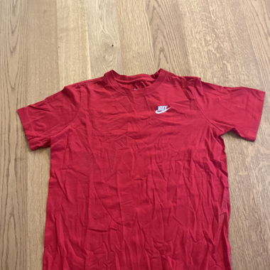Rotes Nike T-Shirt