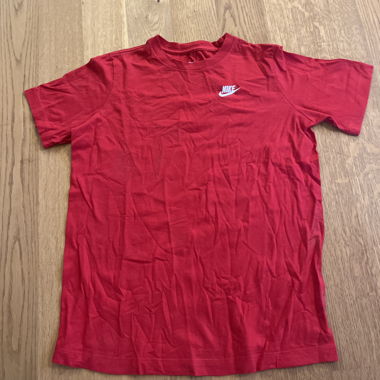 Rotes Nike T-Shirt