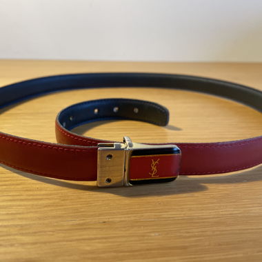 Roter Ledergürtel mit goldfarbener Schnalle