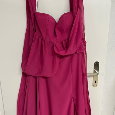 Robe fuchsia pour invité(e) de mariage