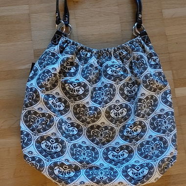 Mittelgrosse Schultertasche