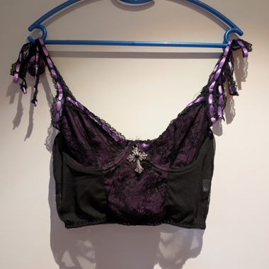 Bralette corto in pizzo nero con ciondolo a croce