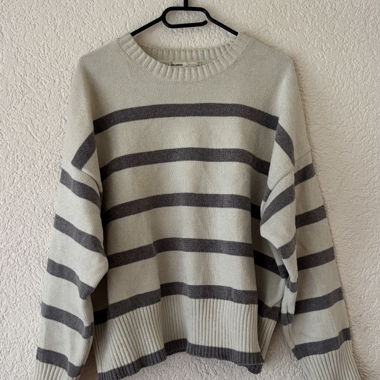 Weisser und grauer Pullover von Pull&Bear