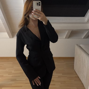 Schwarzer Blazer mit Hose