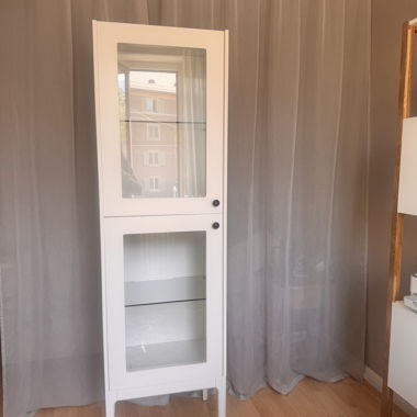 Vetrina bianca in legno con ante in vetro