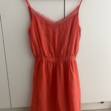 Abito corto rosso con bretelle sottili