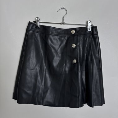 Jupe courte en faux cuir Stradivarius
