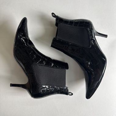 Schwarze Ankle Boots mit Krokodil-Look aus Kunstleder