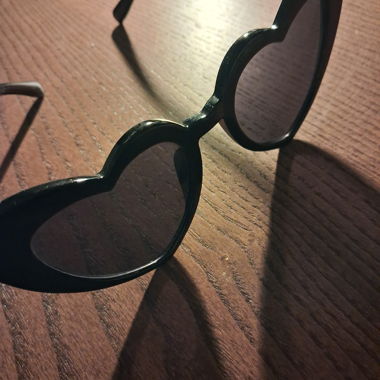 Occhiali da sole a forma di cuore neri