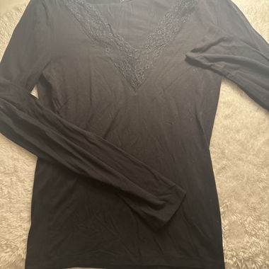 Haut noir en dentelle à manches longues Gina Tricot