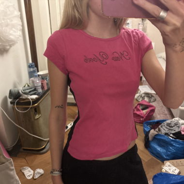 Pink graphic T-shirt with new york calligraphy 