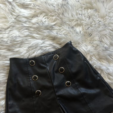 Schwarze Ledershorts