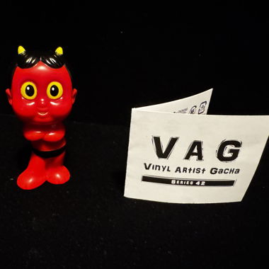 VAG Vinyl Artist Gacha VAG HAPY (Rosso) – Serie 42