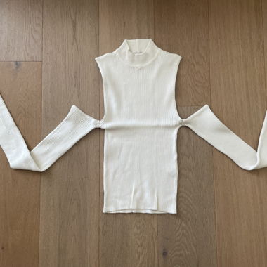 Top a maniche lunghe con spalle scoperte