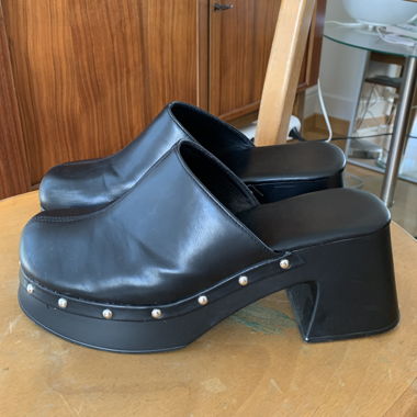 Mules noires cloutées