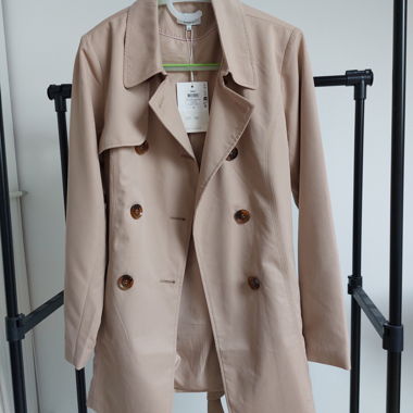 Beiger Trenchcoat mit Doppelknopfreihe