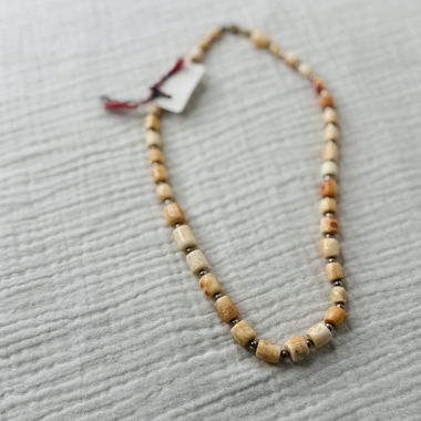 Collier aus Perlen und Stein