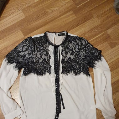 Blouse noir et blanc avec dentelle
