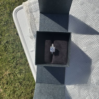 Bague argentée avec pierre