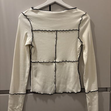 Top manches longues blanc crème, détail noir 