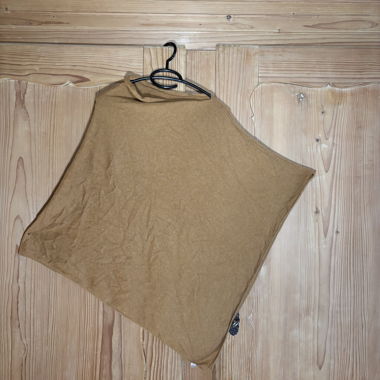 Poncho en cachemire couleur moutarde