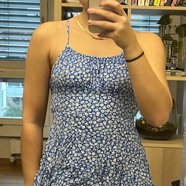 Blaues Sommerkleid mit weissen blümchen