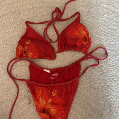 Bikini rosso con stampa floreale