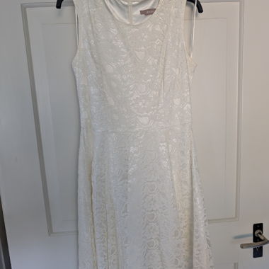 Weisses Spitzenkleid
