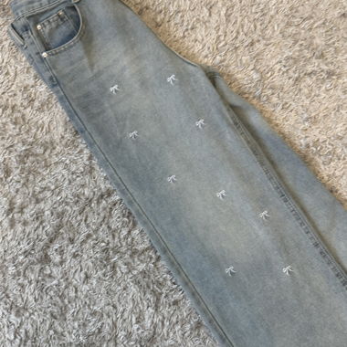 Blaue bestickte Jeans