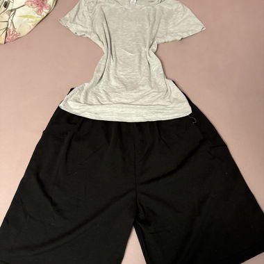 Set maglietta grigia con pantaloni neri