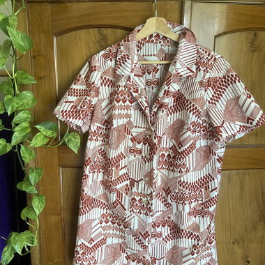 Rotes bedrucktes Hemd