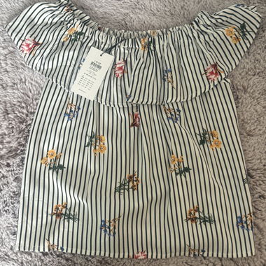 Top floreale a righe con spalle scoperte