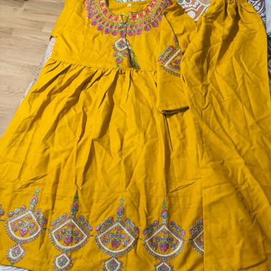 Set di abito ricamato giallo