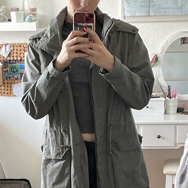 khakigrüne Windjacke