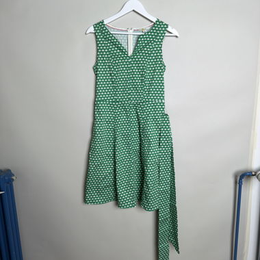 Grün gemustertes ärmelloses Kleid