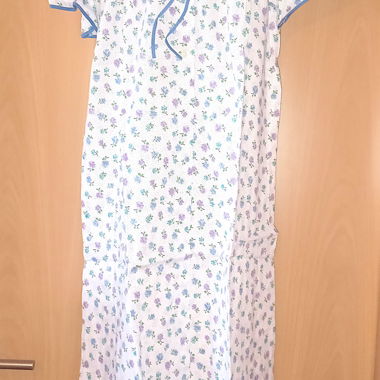 Camicia da notte bianca, motivi floreali 