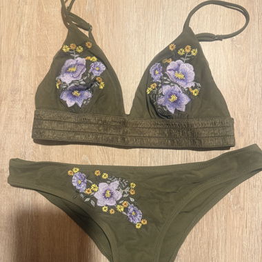 Completo bikini verde con ricamo floreale